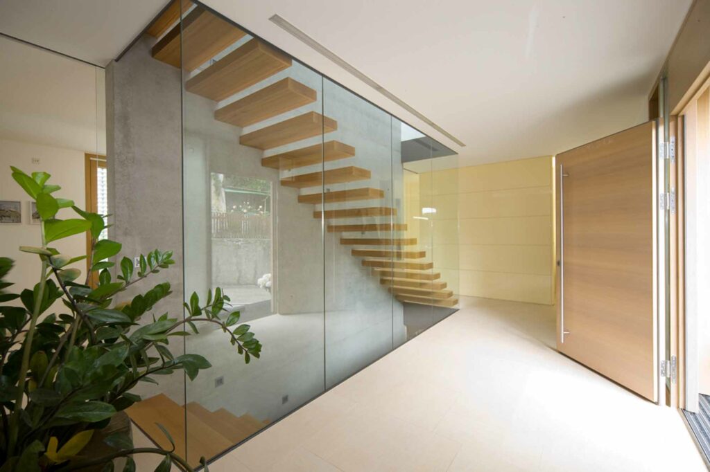 Schwebende Treppe, Glas, moderne Pflanzen.