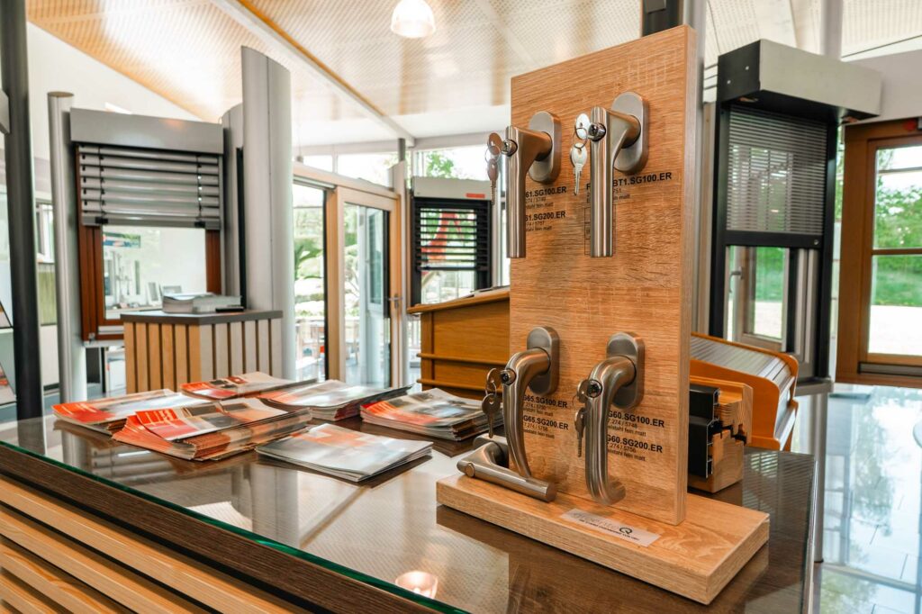 Fenstergriffe-Ausstellung mit Prospekten, modern.