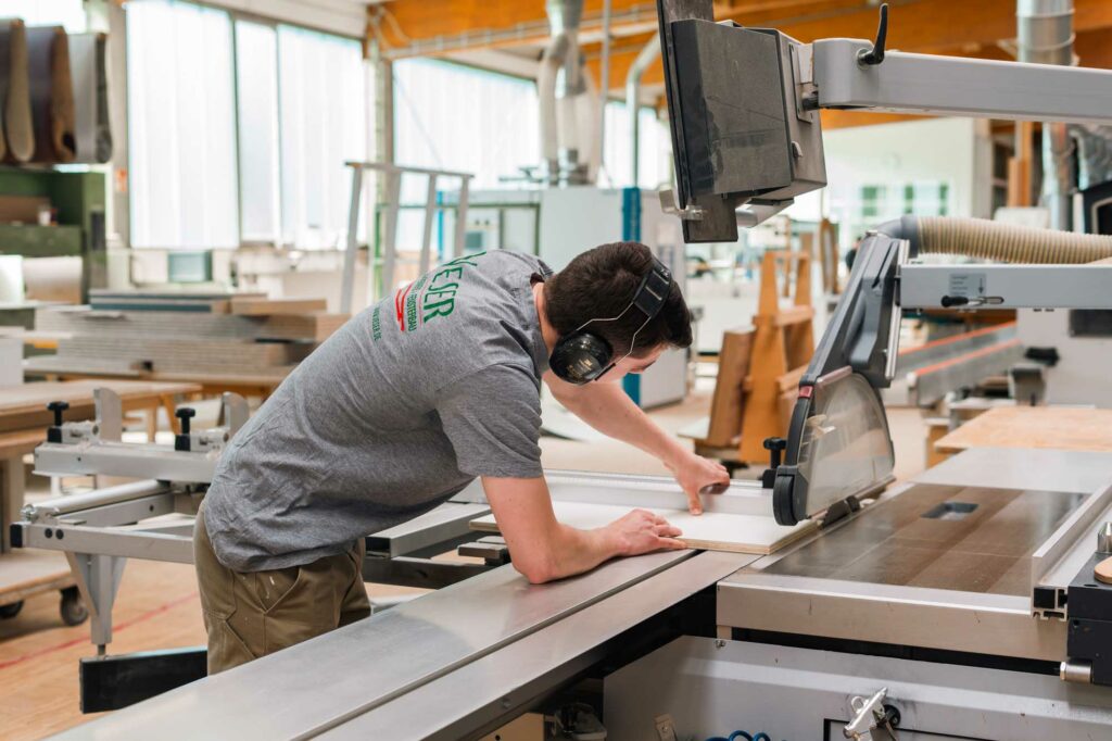 Holzplatten werden präzise zugesägt.