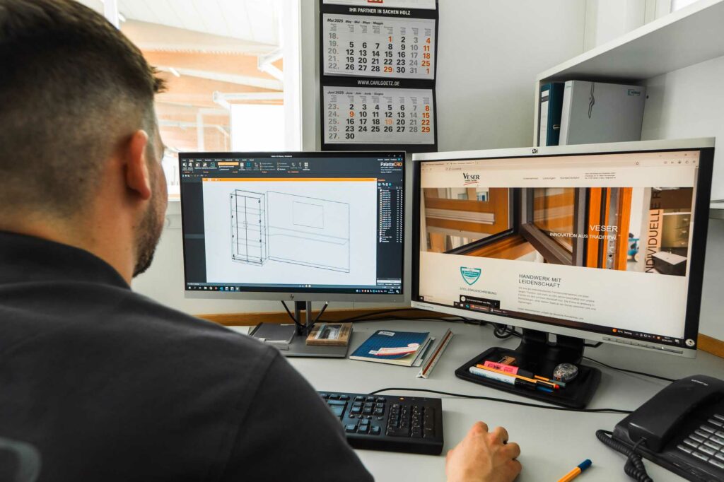 CAD-Entwurf, Holzbetrieb, Doppelbildschirm-Arbeitsplatz