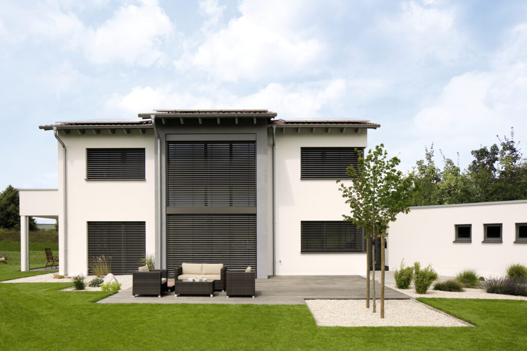 Modernes Haus, klare Linien, Garten.